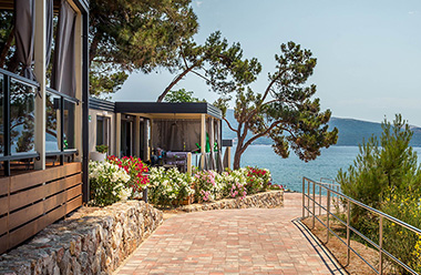 Case mobili al Ježevac Premium Camping Resort vicino a un sentiero lastricato vicino al mare