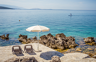 Ježevac Premium Camping Resort Strand met rotsachtige zonnebaden gebieden ligstoelen en parasols