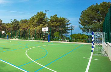 Večnamensko športno igrišče za košarko in nogomet pet na pet v kampu Ježevac