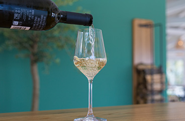 Einschenken von Wein in ein Glas