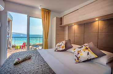 Soba z zakonsko posteljo v Lungomare Homeu z pogledom na morje