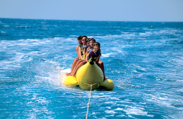 Familie die plezier heeft op een bananenboot rit