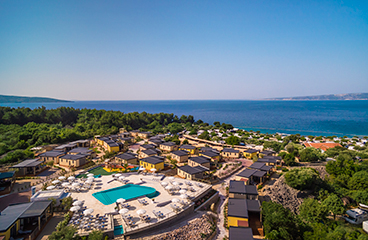 Camping Resort Krk Premium Camping Homes Village con vista sul mare e una inifinity piscina esterna, immerso nella natura