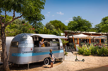 Retro campinghuis, Mezzino street food, serveert verschillende soorten burgers, tortilla's, salades en gefrituurde gerechten om mee te nemen