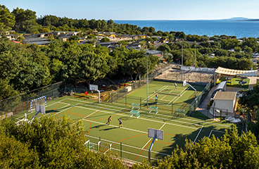 Ein Mehrzwecksportplatz für Volleyball, Fußball, Basketball und Badminton im Krk Premium Camping Resort