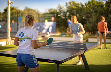 Due ragazze che giocano a ping pong