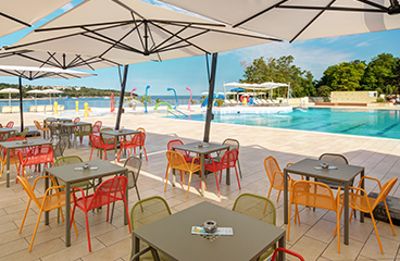 Strandbar Movida met uitzicht op het zwembad en de Adriatische Zee