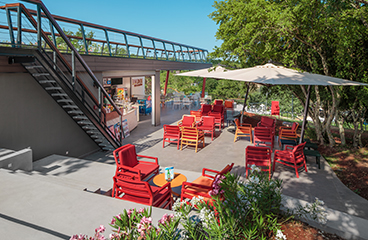 Ein modernes Café Belvedere über dem Val Adria Sandy Family Beach mit attraktiver Terrasse und Meerblick