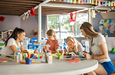 Kinderen genieten van hun tijd in de Maro club onder deskundig toezicht