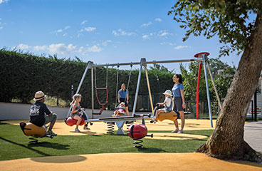 Kinderen spelen op de Lanterna familiespeelplaats