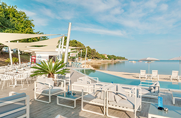 De Beat Beach Club met uitzicht op de Adriatische Zee