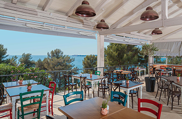 Restavracija La Pentola Trattoria Italiana s teraso in pogledom na morje v vzhodnem delu kampa