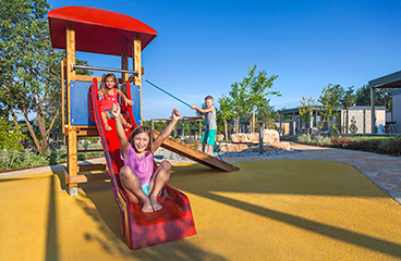 Kinderen spelen op de Lanterna familiespeelplaats