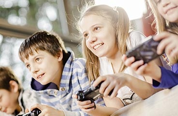 Un gruppo di bambini che gioca su una console per videogiochi