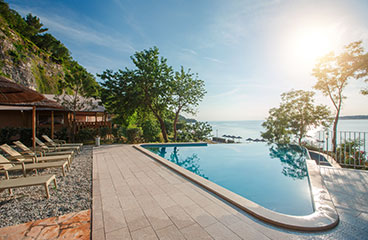 Buitenzwembad voor gasten van Glamping Village met een prachtig uitzicht op de zee
