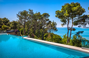 Privlačen neskončni bazen za goste Punto Blu Village in panoramski pogled na izliv reke Mirne ter sončne zahode nad Jadranskim morjem