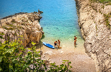 Kiesel- und Felsenstrand Uvalica