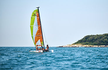 Muškarac roni u Jadranskom moru zahvaljujući ronilačkom centru na kampu Orsera