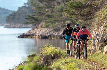 Ženska, ki smuča na vodi na Jadranskem morju