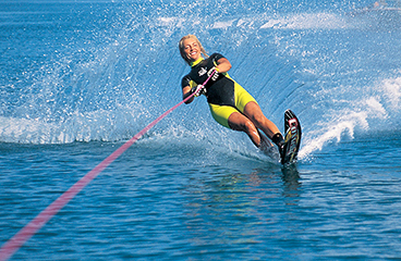 Vrouw die waterskiët op de Adriatische Zee