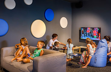 Otroci se igrajo v multimedijski igralnici - posebej zasnovano igralno območje z vznemirljivo izkušnjo virtualne resničnosti