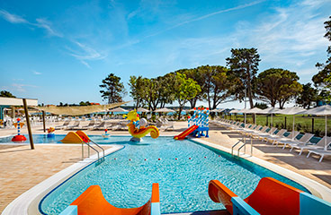 Parco acquatico per bambini con due scivoli, piscine e spruzzatori
