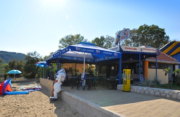 Bar im zentralen Teil der Promenade im Unterhaltungs- und Freizeitzentrum