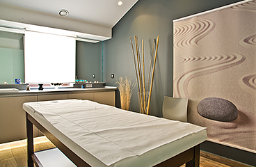 Lettino per massaggi disponibile presso il centro benessere e bellezza del San Marino Camping Resort