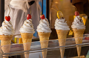 Bar im zentralen Teil der Promenade im Unterhaltungs- und Freizeitzentrum