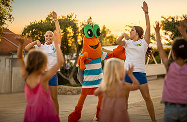 Otroško igrišče s toboganom in plezalno steno