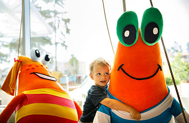 Otroci se igrajo pod nadzorom usposobljenega osebja v popolnoma opremljenih otroških igralnicah