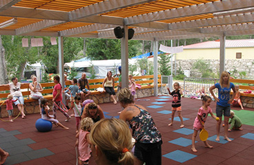 Otroci se igrajo pod nadzorom usposobljenega osebja v popolnoma opremljenih otroških igralnicah