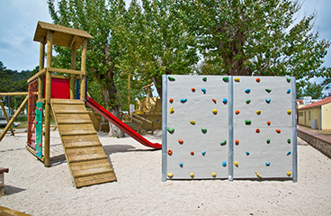 Kinderspielplatz mit Rutsche und Kletterwand