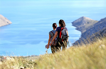 Una coppia fa escursionismo sull'isola di Krk
