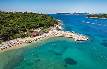 Copacabana, una spiaggia di ciottoli parzialmente coperta da una lastra di cemento
