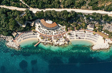 Spiaggia del Coral Beach Club con lettini e ombrelloni