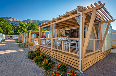 Die Terrassen der Campinghäuser Baška Beach im Dorf Marna